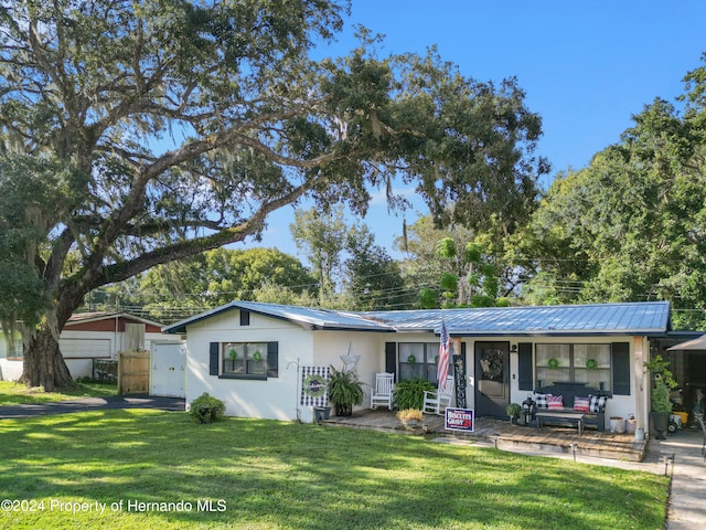 ranch-style home featuring a front lawn