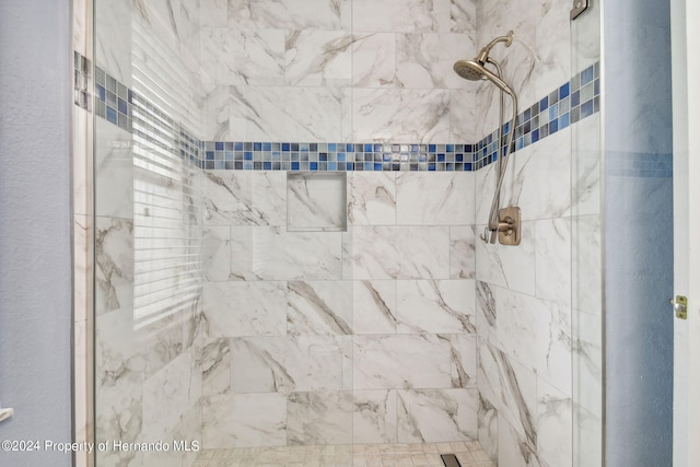 bathroom featuring a tile shower