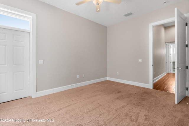 spare room featuring carpet and ceiling fan