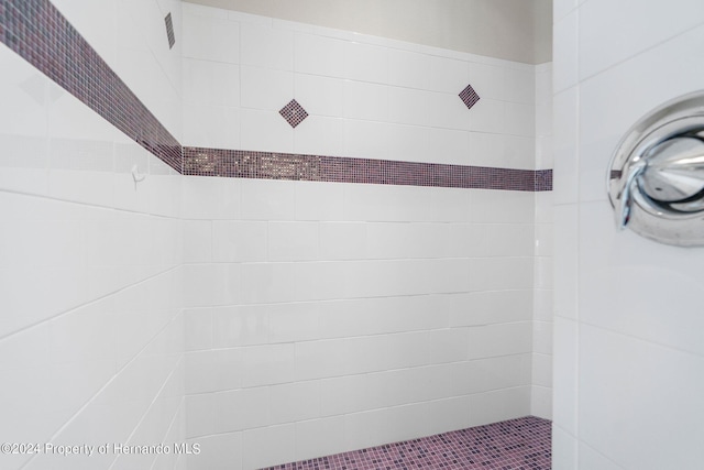 bathroom featuring tiled shower