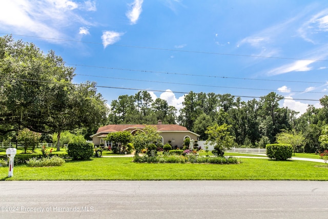 view of front facade featuring a front yard