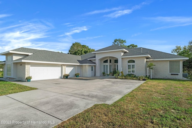 view of front facade featuring a garage and a front yard