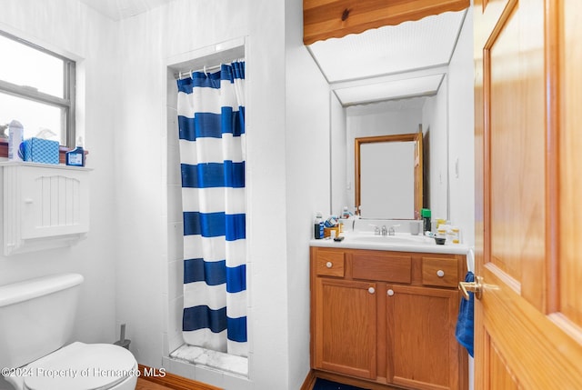 bathroom with a shower with shower curtain, vanity, and toilet