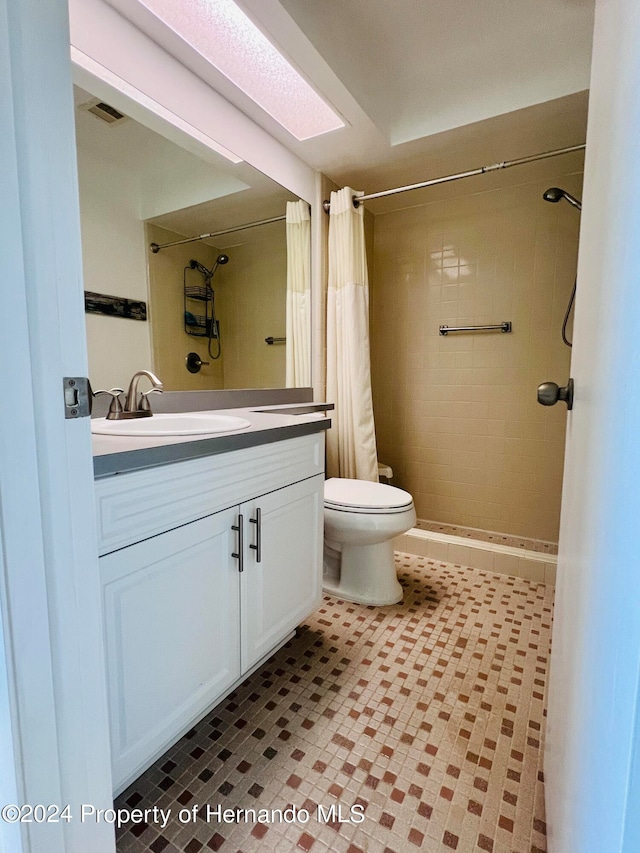 bathroom with a shower with curtain, vanity, and toilet