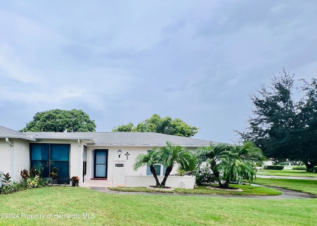 single story home with a front lawn