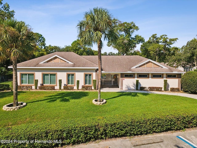 view of front of home featuring a front yard