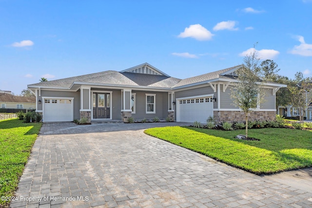 view of front facade featuring a front lawn and a garage