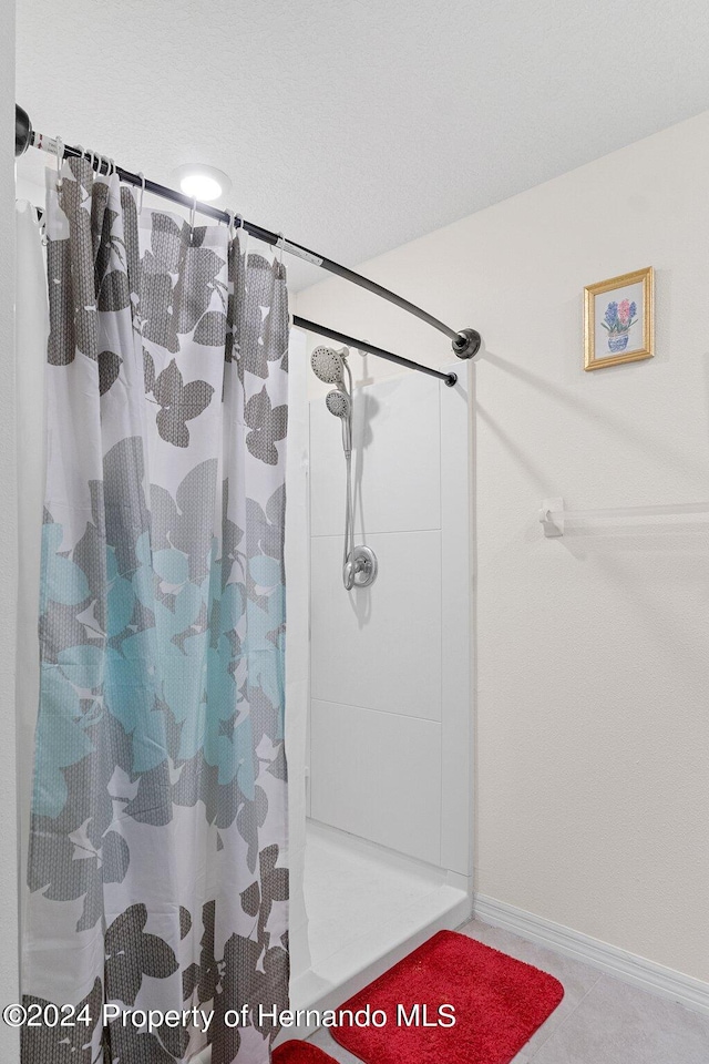 bathroom featuring a shower with shower curtain