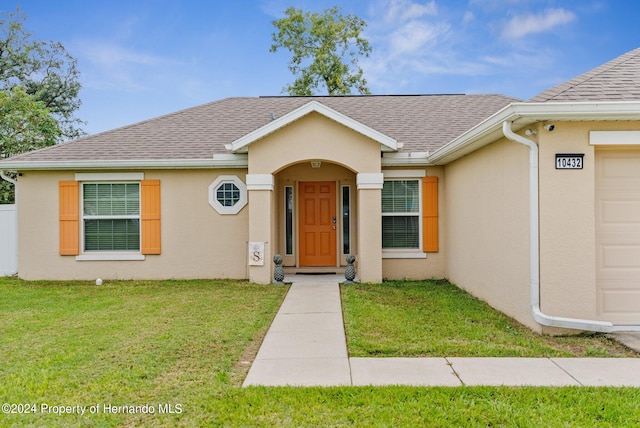 view of front of house featuring a garage and a front yard