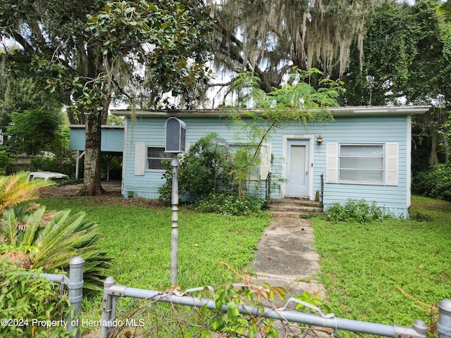 view of front of property with a front yard