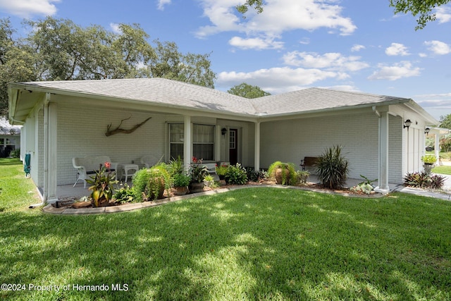 view of front of home featuring a front lawn