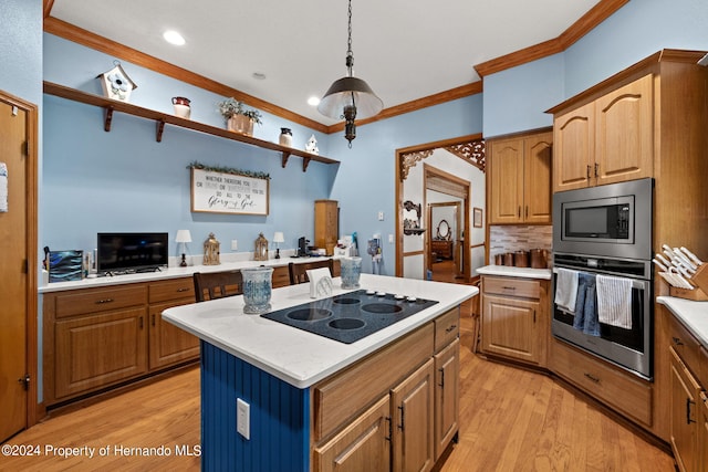 kitchen with stainless steel appliances, crown molding, light wood-type flooring, and a kitchen island