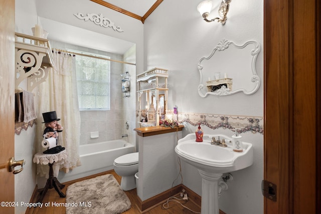 bathroom featuring hardwood / wood-style floors, shower / tub combo with curtain, toilet, and crown molding