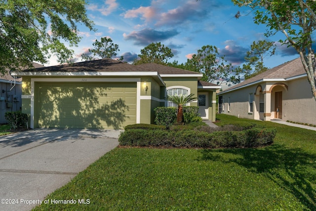 view of front facade featuring a garage and a front yard