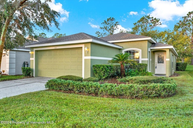 view of front of house featuring a front lawn and a garage