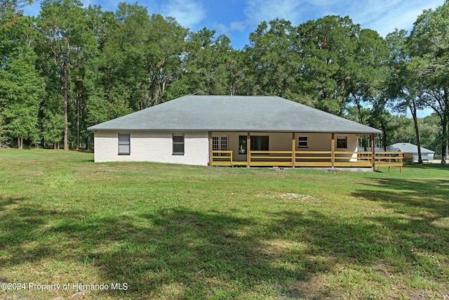 view of front of property with a front lawn