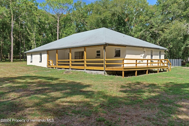 back of house featuring a yard