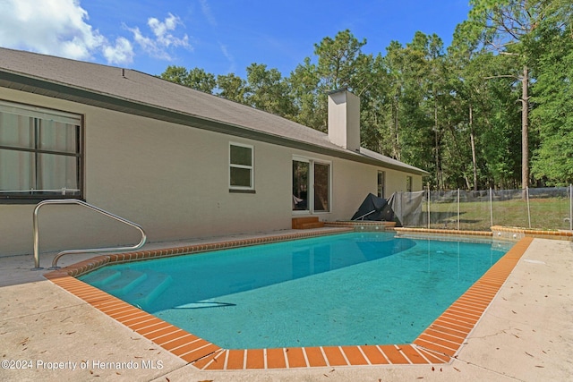 view of swimming pool