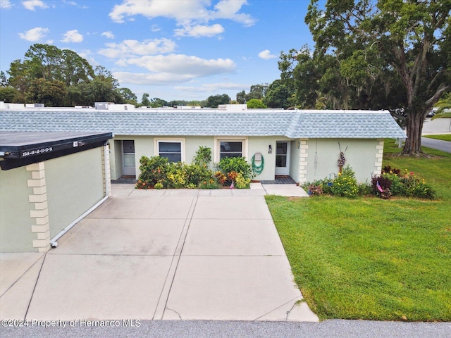 single story home featuring a front yard