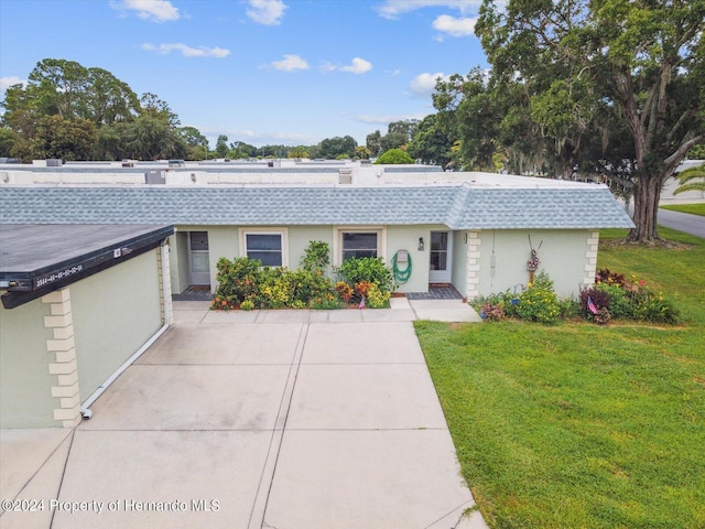 single story home with a front lawn