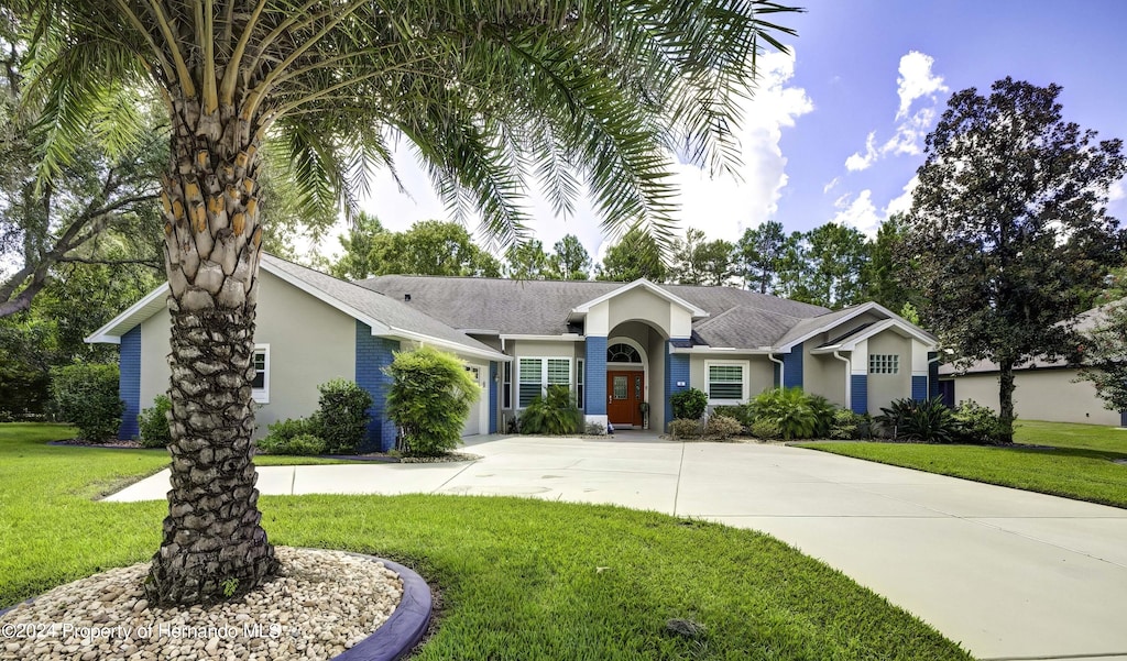 single story home with a front yard