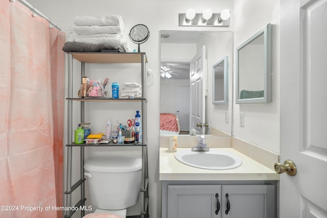 bathroom featuring a shower with curtain, ceiling fan, vanity, and toilet