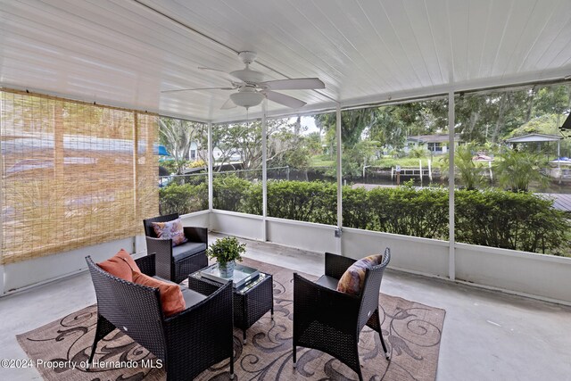 sunroom with ceiling fan