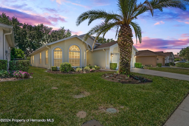 view of front of property featuring a yard