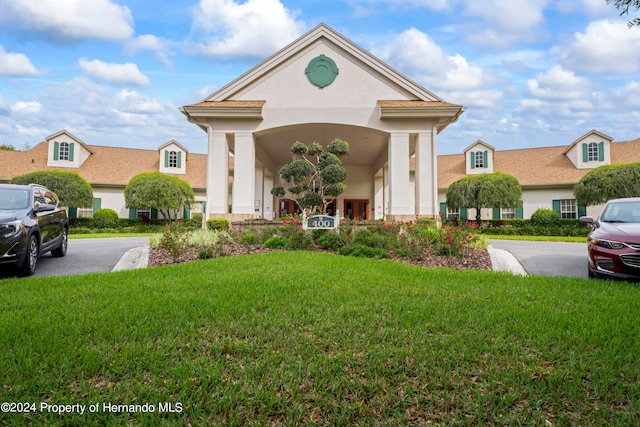 view of front facade with a front yard