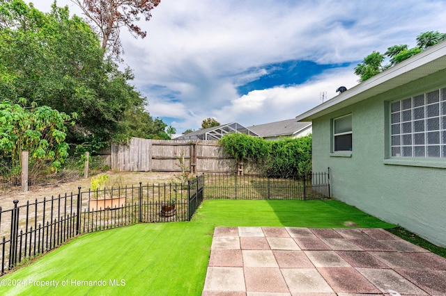 view of yard with a patio area