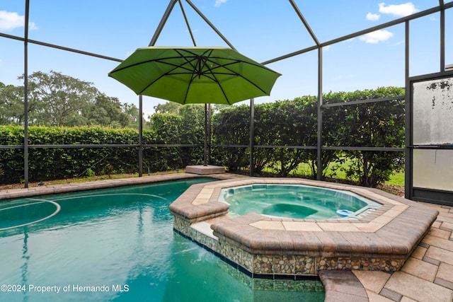 view of pool with an in ground hot tub