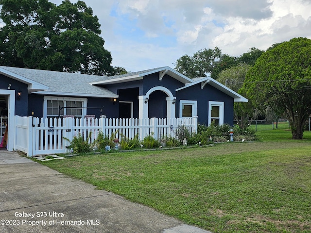 view of front of house featuring a front lawn