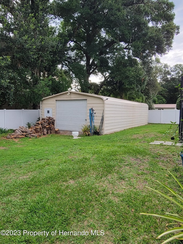 view of yard featuring an outbuilding