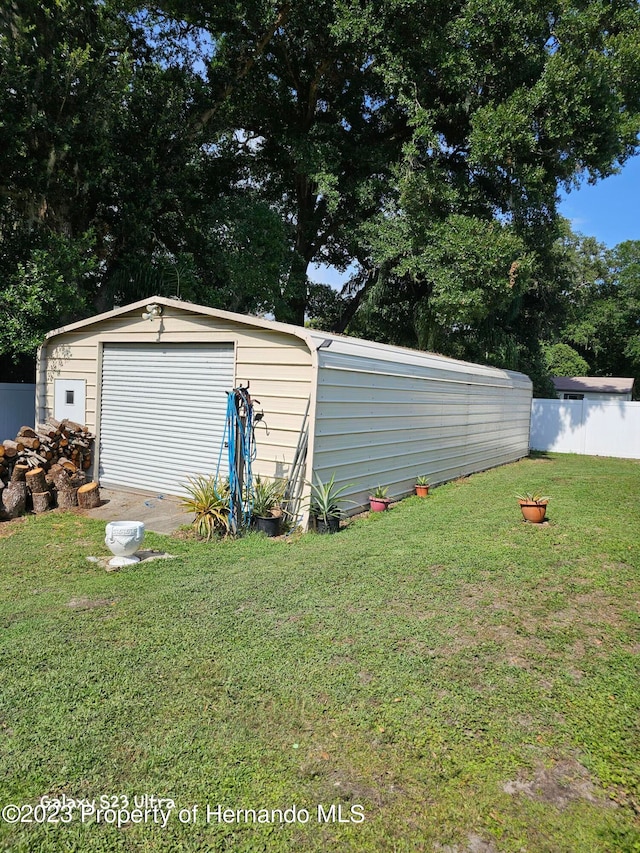 view of yard featuring a garage and an outdoor structure