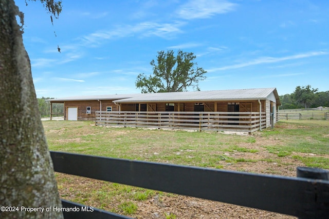 view of front of house featuring an outdoor structure