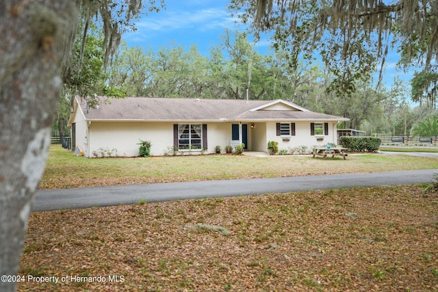 single story home featuring a front yard