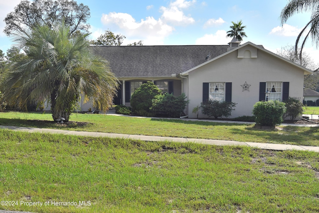 single story home with a front yard