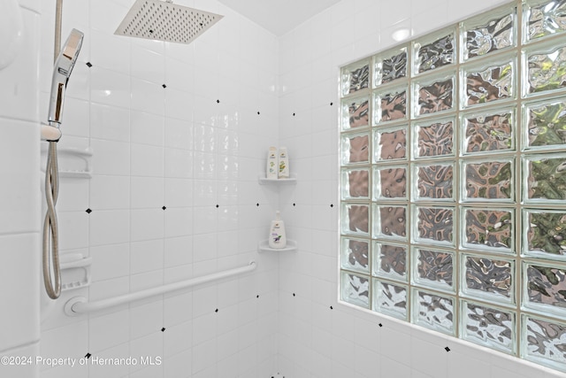 bathroom featuring tiled shower