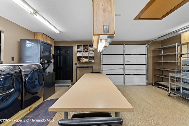 garage featuring washing machine and clothes dryer