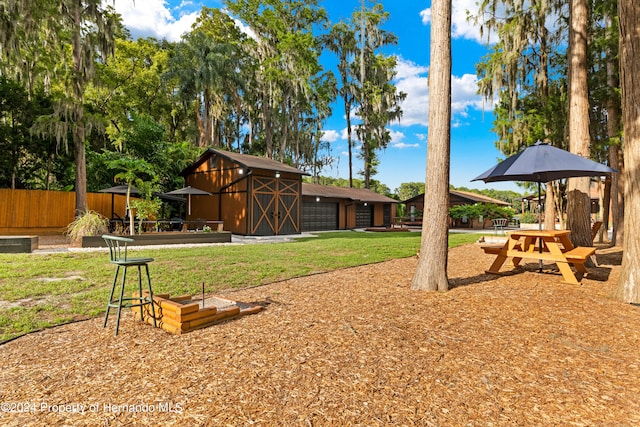 view of yard with an outdoor structure