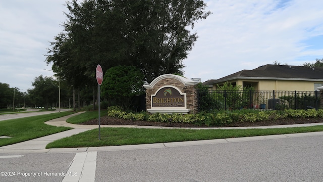 community sign with a yard