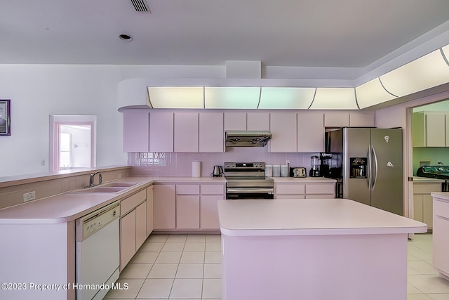 kitchen with stainless steel appliances, sink, and tasteful backsplash