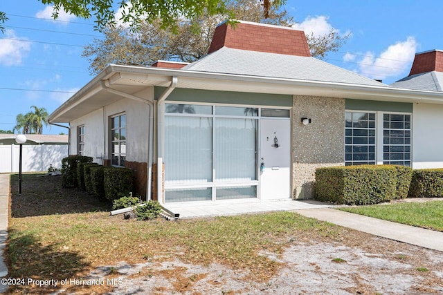 view of front of home with a front lawn