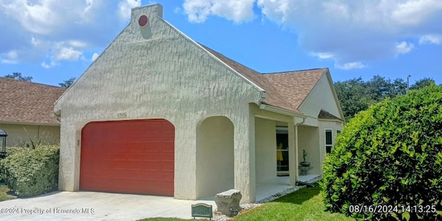 view of front of house featuring a garage