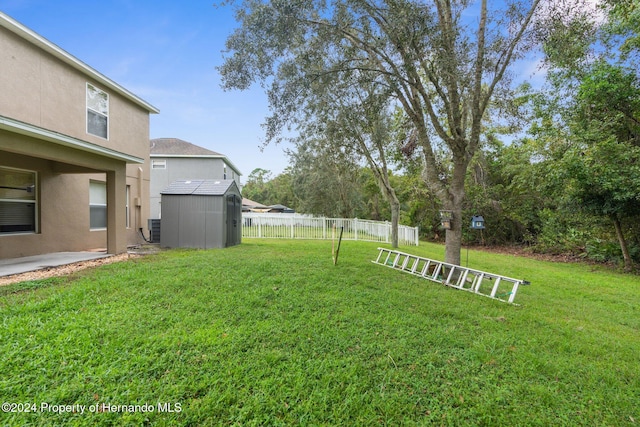 view of yard with a storage shed