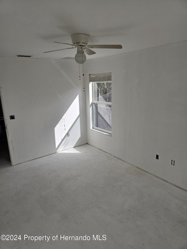 empty room featuring ceiling fan