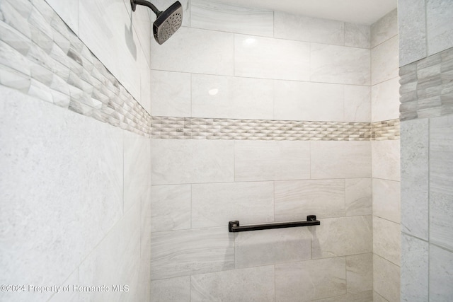 bathroom featuring a tile shower