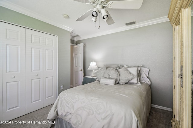 bedroom featuring carpet floors, a closet, ceiling fan, and crown molding