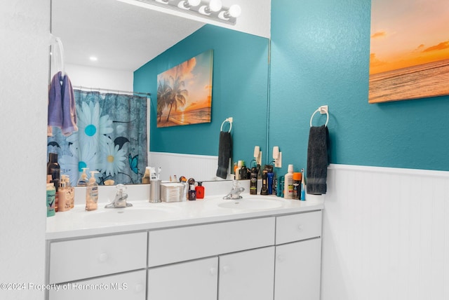 bathroom featuring a shower with shower curtain and vanity