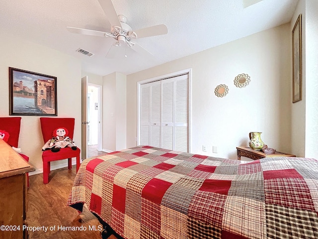 bedroom featuring a closet, a textured ceiling, hardwood / wood-style flooring, and ceiling fan